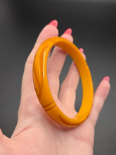 Load image into Gallery viewer, 1940s Egg Yolk Carved Bakelite Bangle
