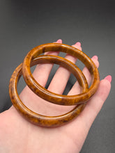 Load image into Gallery viewer, 1940s Toffee Marbled Bakelite Bangle Set

