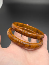 Load image into Gallery viewer, 1940s Toffee Marbled Bakelite Bangle Set
