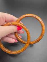 Load image into Gallery viewer, 1940s Toffee Marbled Bakelite Bangle Set
