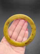 Load image into Gallery viewer, 1940s Chartreuse Green and Brown Flat Cut Marbled Bakelite Bangle
