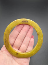 Load image into Gallery viewer, 1940s Chartreuse Green and Brown Flat Cut Marbled Bakelite Bangle
