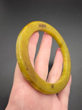 Load image into Gallery viewer, 1940s Chartreuse Green and Brown Flat Cut Marbled Bakelite Bangle

