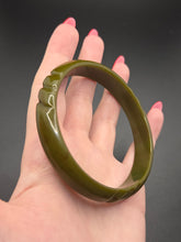Load image into Gallery viewer, 1940s Moss Green Carved Bakelite Bangle
