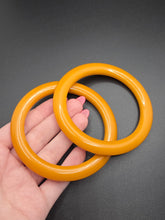 Load image into Gallery viewer, 1940s Bright Egg Yolk/Orange Saucer Matching Bakelite Bangle Set
