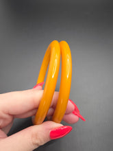 Load image into Gallery viewer, 1940s Bright Egg Yolk/Orange Saucer Matching Bakelite Bangle Set
