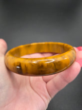 Load image into Gallery viewer, 1940s Banana Bread Marbled Bakelite Bangle A
