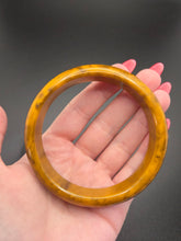 Load image into Gallery viewer, 1940s Banana Bread Marbled Bakelite Bangle A
