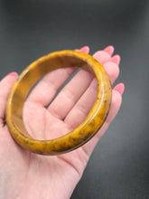 Load image into Gallery viewer, 1940s Banana Bread Marbled Bakelite Bangle A
