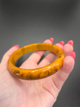 Load image into Gallery viewer, 1940s Banana Bread Marbled Bakelite Bangle B
