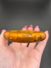 Load image into Gallery viewer, 1940s Banana Bread Marbled Bakelite Bangle B
