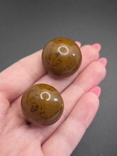Load image into Gallery viewer, 1940s Toffee and Black Marbled Bakelite Earrings
