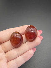Load image into Gallery viewer, 1940s/1950s Pointed Oval Root Beer Bakelite Earrings
