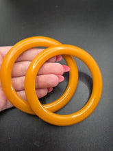 Load image into Gallery viewer, 1940s Bright Egg Yolk/Orange Saucer Matching Bakelite Bangle Set
