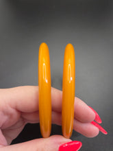 Load image into Gallery viewer, 1940s Bright Egg Yolk/Orange Saucer Matching Bakelite Bangle Set
