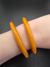 Load image into Gallery viewer, 1940s Bright Egg Yolk/Orange Saucer Matching Bakelite Bangle Set
