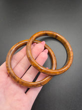 Load image into Gallery viewer, 1940s Toffee Marbled Bakelite Bangle Set
