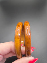 Load image into Gallery viewer, 1940s Toffee Marbled Bakelite Bangle Set
