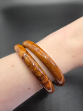 Load image into Gallery viewer, 1940s Toffee Marbled Bakelite Bangle Set
