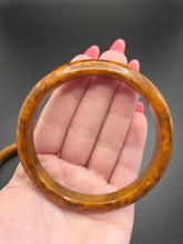 Load image into Gallery viewer, 1940s Toffee Marbled Bakelite Bangle Set
