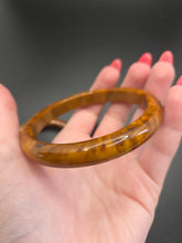 Load image into Gallery viewer, 1940s Toffee Marbled Bakelite Bangle Set
