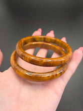 Load image into Gallery viewer, 1940s Toffee Marbled Bakelite Bangle Set

