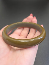 Load image into Gallery viewer, 1940s Dark Green/Blue Bakelite Bangle
