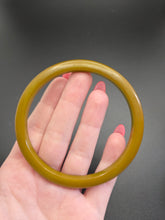 Load image into Gallery viewer, 1940s Chartreuse Green Bakelite Bangle
