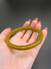 Load image into Gallery viewer, 1940s Chartreuse Green Bakelite Bangle
