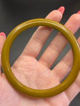 Load image into Gallery viewer, 1940s Chartreuse Green Bakelite Bangle
