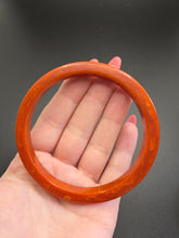 Load image into Gallery viewer, 1940s Terracotta Marbled Flat Cut Bakelite Bangle
