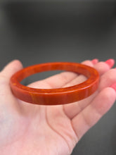 Load image into Gallery viewer, 1940s Terracotta Marbled Flat Cut Bakelite Bangle
