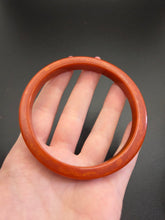 Load image into Gallery viewer, 1940s Terracotta Marbled Flat Cut Bakelite Bangle
