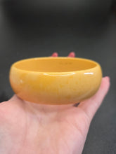 Load image into Gallery viewer, 1940s Beige/Yellow Mottled Bakelite Egg Bangle
