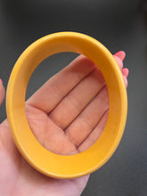 Load image into Gallery viewer, 1940s Beige/Yellow Mottled Bakelite Egg Bangle
