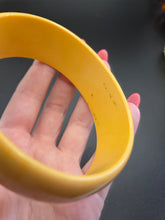 Load image into Gallery viewer, 1940s Beige/Yellow Mottled Bakelite Egg Bangle
