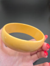 Load image into Gallery viewer, 1940s Beige/Yellow Mottled Bakelite Egg Bangle
