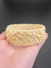 Load image into Gallery viewer, 1940s Cream Celluloid Flower Bangle
