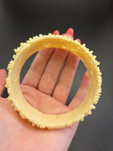 Load image into Gallery viewer, 1940s Cream Celluloid Flower Bangle
