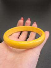 Load image into Gallery viewer, 1940s Bright Yellow Bakelite Bangle
