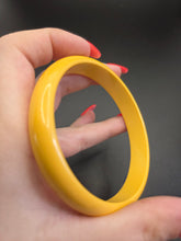Load image into Gallery viewer, 1940s Bright Yellow Bakelite Bangle

