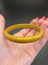 Load image into Gallery viewer, 1940s Chartreuse Green Bakelite Bangle
