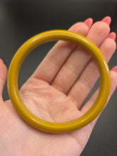 Load image into Gallery viewer, 1940s Chartreuse Green Bakelite Bangle
