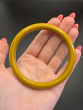 Load image into Gallery viewer, 1940s Chartreuse Green Bakelite Bangle
