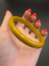 Load image into Gallery viewer, 1940s Chartreuse Green Bakelite Bangle
