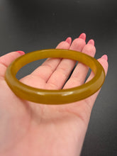 Load image into Gallery viewer, 1940s Dark Chartreuse Green Marbled Bakelite Bangle
