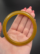 Load image into Gallery viewer, 1940s Dark Chartreuse Green Marbled Bakelite Bangle

