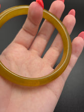 Load image into Gallery viewer, 1940s Dark Chartreuse Green Marbled Bakelite Bangle
