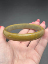 Load image into Gallery viewer, 1940s Green Marbled Bakelite Bangle A
