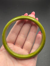 Load image into Gallery viewer, 1940s Marbled Green Bakelite Bangle B
